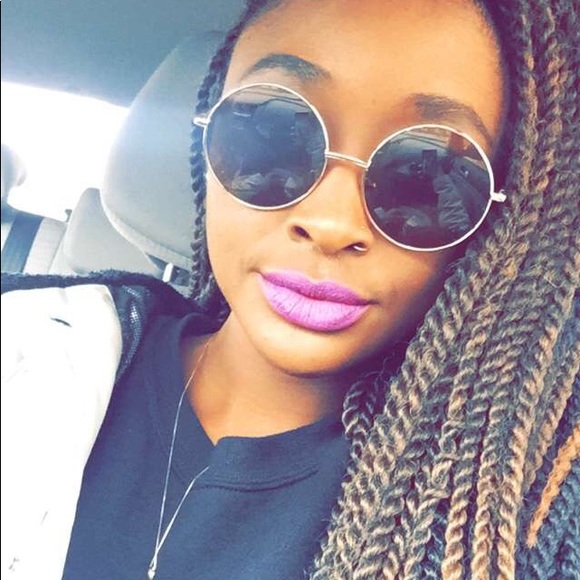 Meet your Posher, Myia - Picture 6 of 7